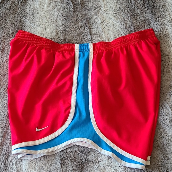 Nike dri-fit women's shorts, size medium - Picture 6 of 8
